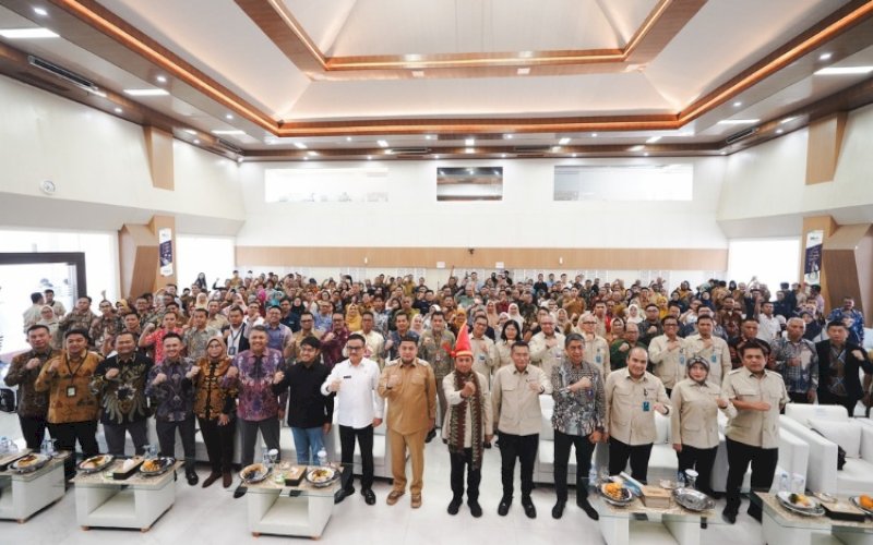RAKOR. Sekda Provinsi Sulsel Jufri Rahman mendampingi Sekretaris Kementerian Koperasi RI Ahmad Zabadi membuka Rapat Koordinasi (Rakor) Regional Koperasi Desa/Kelurahan Merah Putih di Aula Bright Gas PT Pertamina Patra Niaga Regional Sulawesi, Makassar, Selasa (23/9/2025). foto: istimewa
