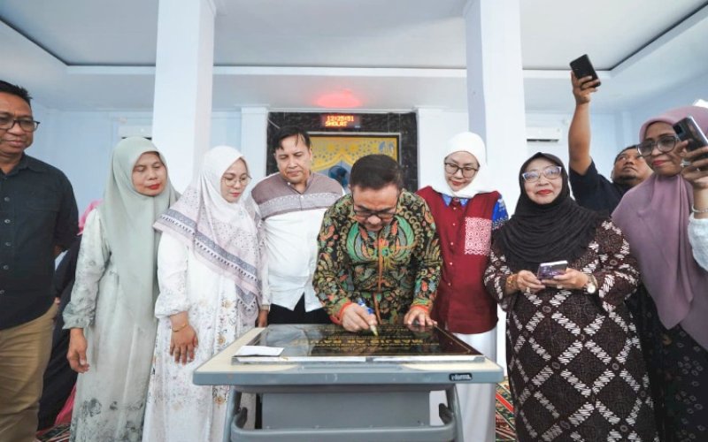 PERESMIAN. Sekda Provinsi Sulsel, Jufri Rahman, meresmikan Masjid Ar-Rauf SD Pertiwi yang berlokasi di Jl Bonto Langkasa, Kota Makassar, Sabtu (30/8/2025). foto: istimewa