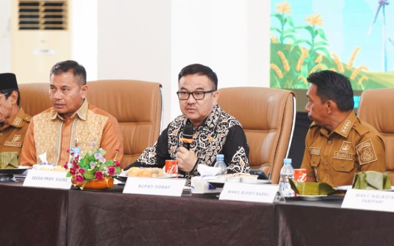 HLM TPID. Sekda Provinsi Sulsel, Jufri Rahman, memimpin High Level Meeting (HLM) Tim Pengendalian Inflasi Daerah (TPID) Zona 3 Sulsel yang mencakup Sidrap, Parepare, Pinrang, Barru, Pangkep, dan Enrekang di Kantor Bupati Sidrap, Selasa (16/9/2025). foto: istimewa