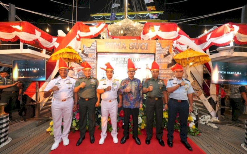 SAMBUTAN. Sekda Provinsi Sulsel, Jufri Rahman, menyampaikan selamat datang kepada Taruna Akademi Angkatan Laut (AAL) yang tengah mengikuti Indonesian Navy Training Tall Ship dengan menggunakan KRI Bima Suci di Dermaga Hatta Selatan, Senin (22/9/2025) malam. foto: istimewa