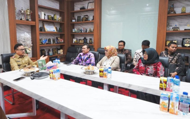 PERTEMUAN. Direktur Pengukuran Pelembagaan Pancasila BPIP Hotrun Siregar bertemu dengan Sekda Provinsi Sulsel Jufri Rahman di Ruang Rapat Sekda Sulsel, Senin (29/9/2025). foto: istimewa