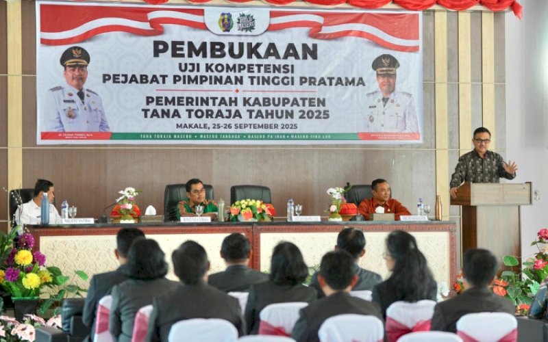 PENGARAHAN. Sekda Provinsi Sulsel, Jufri Rahman, selaku Ketua tim Panitia Seleksi pada Uji Kompetensi Pejabat Pimpinan Tinggi Pratama di lingkup Pemkab Tana Toraja memberikan pengarahan di Aula Hotel Grand Metro Permai, Tana Toraja, Kamis (25/9/2025). foto: istimewa