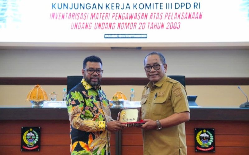KUNKER. Asisten II Bidang Perekonomian dan Pembangunan Setda Provinsi Sulsel, Muhammad Ichsan Mustari, yang mewakili Gubernur Sulsel, menerima Kunjungan Kerja (Kunker) Komite III DPD RI. foto: istimewa