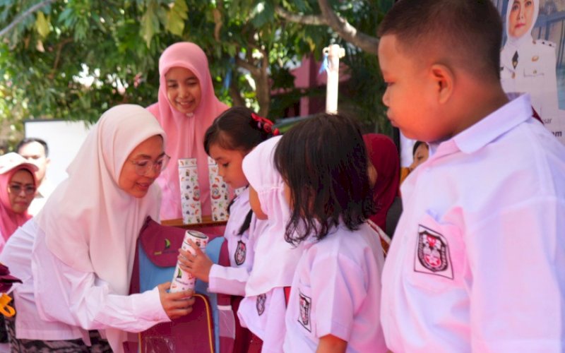 BINGKISAN. Ketua Tim Penggerak PKK Kota Makassar, Melinda Aksa, menyerahkan bingkisan kepada siswa saat menghadiri kegiatan Gemar Makan Ikan (Gemarikan) yang diselenggarakan Dinas Perikanan dan Pertanian Kota Makassar, Kamis (18/9/2025). foto: istimewa
