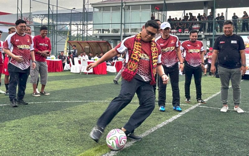PEMBUKAAN. Dansat Brimob Polda Sulsel, Kombes Pol Muhammad Ridwan, melakukan tendangan pertama sebagai penanda dimulainya turnamen mini soccer Kanatojeng Cup l 2025 di Lapangan Mini Soccer Satria Kabupaten Gowa, Rabu (10/9/2025). foto: istimewa