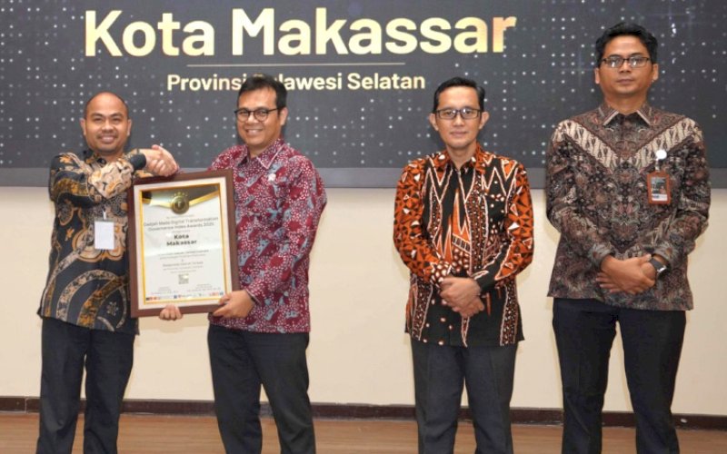 PENGHARGAAN. Kepala Dinas Komunikasi dan Informatika Kota Makassar Muhammad Roem menerima penghargaan Pemerintah Daerah Terbaik di Indonesia dalam GM-DTGI Awards 2025 yang diserahkan Wakil Menteri Komunikasi dan Digital Nezar Patria di Yogyakarta, Kamis (18/9/2025). foto: istimewa