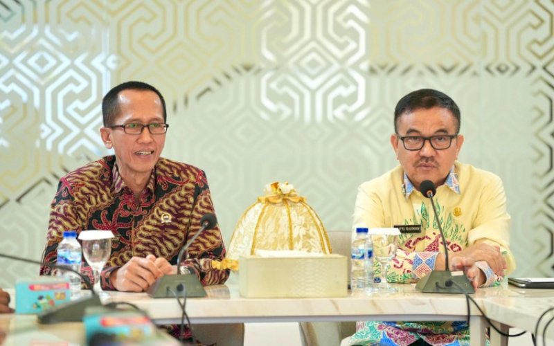 SOSIALISASI. Deputi Bidang Persidangan Sekretariat Jenderal DPD RI Oni Choirudin didampingi Sekda Provinsi Sulsel Jufri Rahman secara resmi membuka sosialisasi Jaringan Dokumentasi dan Informasi Hukum (JDIH) di Kantor Gubernur Sulsel, Kamis (18/9/2025). foto: istimewa