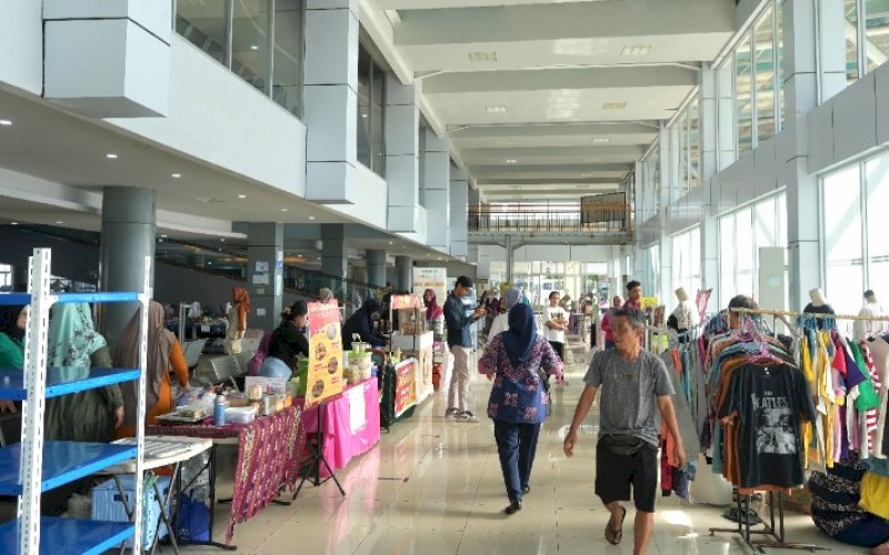 PASAR MURAH. PT Pelabuhan Indonesia (Persero) Regional 4 mendukung pertumbuhan ekonomi lokal dengan menyelenggarakan 'Pasar Murah dan Pameran UMKM', yang diikuti 113 pelaku Usaha Mikro, Kecil, dan Menengah serta Kelompok Wanita Tani (KWT) dengan menghadirkan beragam produk kebutuhan pokok, kuliner, juga produk kreatif unggulan di Terminal Penumpang Anging Mammiri Pelabuhan Makassar, Selasa (16/9/2025). foto: istimewa
