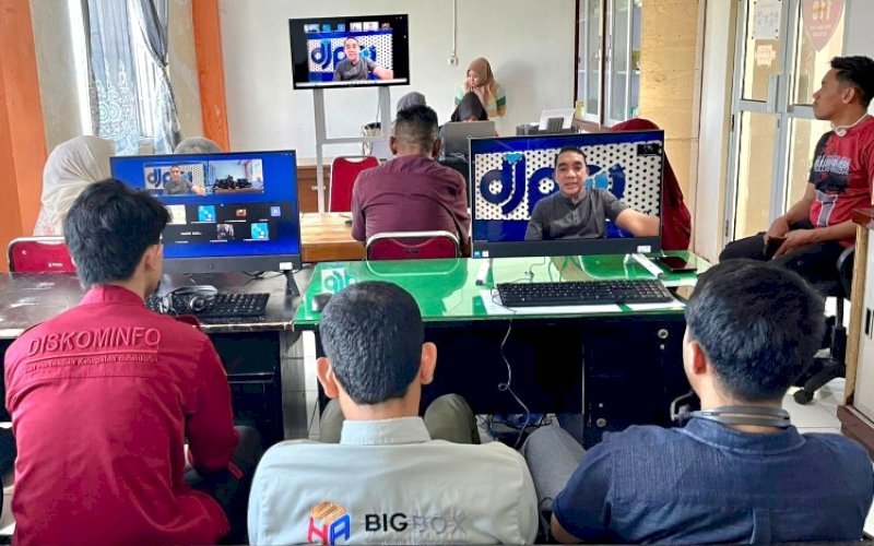 VERIFIKASI. Kementerian Komdigi melakukan verifikasi secara virtual persiapan Call Center 112 Pemkab Bulukumba yang dipimpin Koordinator Tim Fasilitasi Sistem Perlindungan Masyarakat dan Penanggulangan Bencana Kementerian Komdigi, Agung Setio Utomo, Jumat (12/9/2025). foto: istimewa