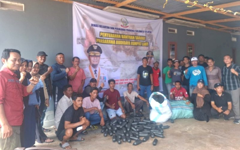 BANTUAN. Pemprov Sulsel terus mendorong pertumbuhan ekonomi biru berkelanjutan melalui program bantuan bibit rumput laut bagi petani pembudidaya di wilayah pesisir. Tahun ini, penyaluran difokuskan di kawasan Luwu Raya. foto: istimewa