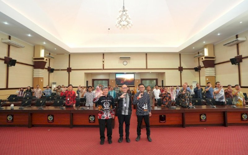 PEMBINAAN. Pembinaan Penerapan Kebijakan Pemerintah Digital yang digelar Kementerian PANRB di Ruang Rapim, Kantor Gubernur Sulsel, Kamis (25/9/2025). foto: istimewa
