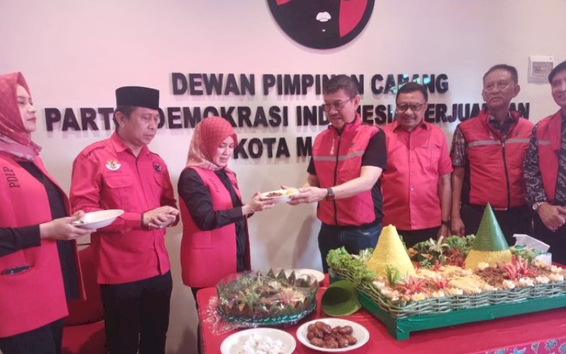PERESMIAN. Ketua DPD PDI Perjuangan Provinsi Sulsel, Ridwan A Wittiri (ARW), meresmikan Kantor DPC PDI Perjuangan Kota Makassar yang berlokasi di Jl Muh Tahir No 40, Kelurahan Jongaya, Kecamatan Tamalate, Kota Makassar, Minggu (7/9/2025). foto: istimewa