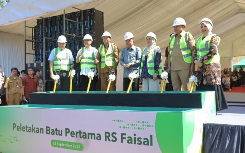 PEMBANGUNAN. Wali Kota Makassar Munafri Arifuddin mendampingi Wakil Presiden RI ke-10 dan ke-12 Jusuf Kalla dalam prosesi peletakan batu pertama pembangunan gedung baru RS Islam Faisal, Jl AP Pettarani, Kota Makassar, Senin (22/9/2029). foto: istimewa