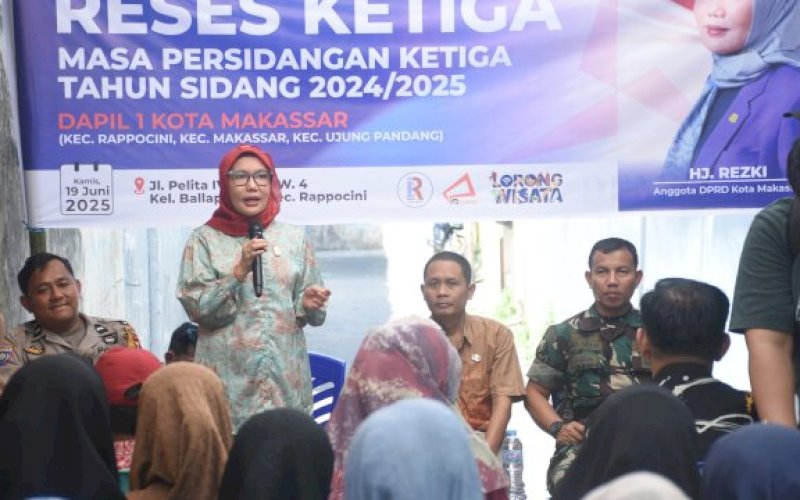 RESES. Anggota DPRD Kota Makassar, Rezki, mengawali reses ketiga masa persidangan ketiga tahun sidang 2024-2025 di Jl Pelita IV RT 4 RW 4, Kelurahan Ballaparang, Kecamatan Rappocini, Kota Makassar, Kamis (19/6/2025). foto: istimewa