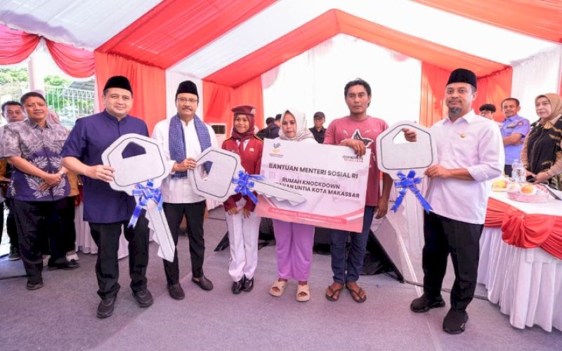 PENYERAHAN. Gubernur Sulsel Andi Sudirman Sulaiman dan Wali Kota Makassar Munafri Arifuddin bersama mendampingi Menteri Sosial Republik Indonesia Saifullah Yusuf menyerahkan secara resmi bantuan rumah knock down untuk nelayan di Kelurahan Untia, Kecamatan Biringkanaya, Kota Makassar, Jumat (5/9/2025). foto: istimewa