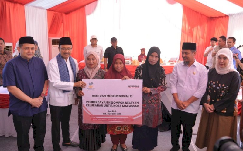 PENYERAHAN. Wali Kota Makassar Munafri Arifuddin bersama Wakil Wali Kota Makassar Aliyah Mustika Ilham dan Gubernur Sulsel Andi Sudirman Sulaiman mendampingi Menteri Sosial Republik Indonesia Saifullah Yusuf menyerahkan secara resmi bantuan rumah knockdown untuk nelayan di Kelurahan Untia, Kecamatan Biringkanaya, Kota Makassar, Jumat (5/9/2025). foto: istimewa