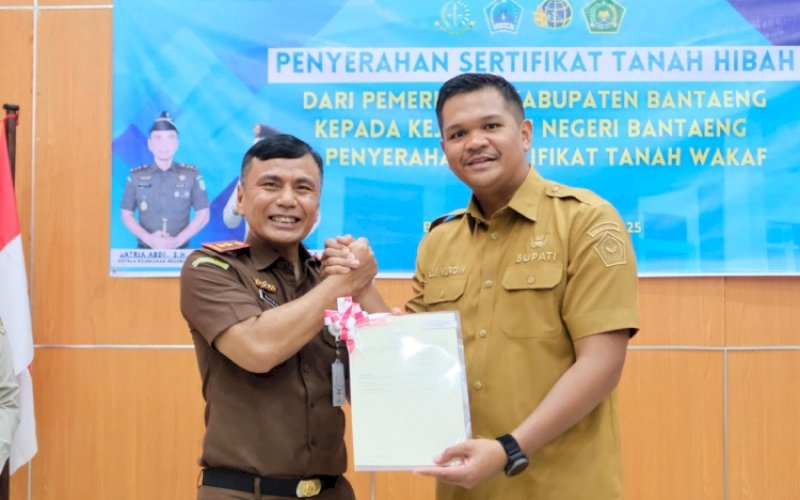 PENYERAHAN. Bupati Bantaeng M Fathul Fauzy Nurdin melakukan seremoni penyerahan sertifikat tanah hibah dari Pemkab Bantaeng Kajari Bantaeng Satria Abdi di Kantor Kejari Bantaeng, Selasa (30/9/2025). foto: istimewa