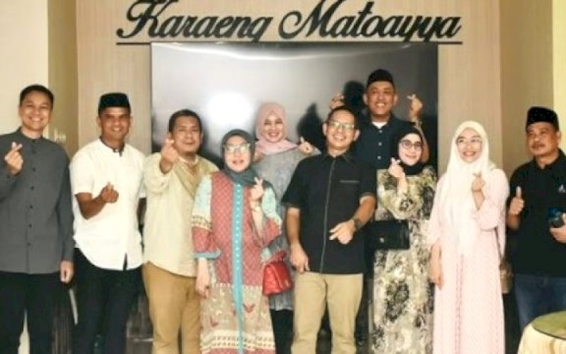 SILATURAHMI. Ketua DPRD Kota Makassar, Supratman, bersama legislator DPRD Makassar lainnya saat menggelar open housel Lebaran Idulfitri. foto: istimewa