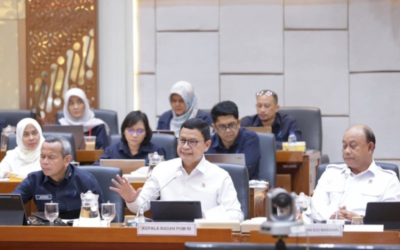 RDP. Kepala BPOM RI, Taruna Ikrar (tengah), mengikuti Rapat Dengar Pendapat (RDP) Komisi IX DPR RI bersama BPOM serta Badan Gizi Nasional (BGN) berlangsung penuh makna, Senin (15/9/2025). foto: istimewa