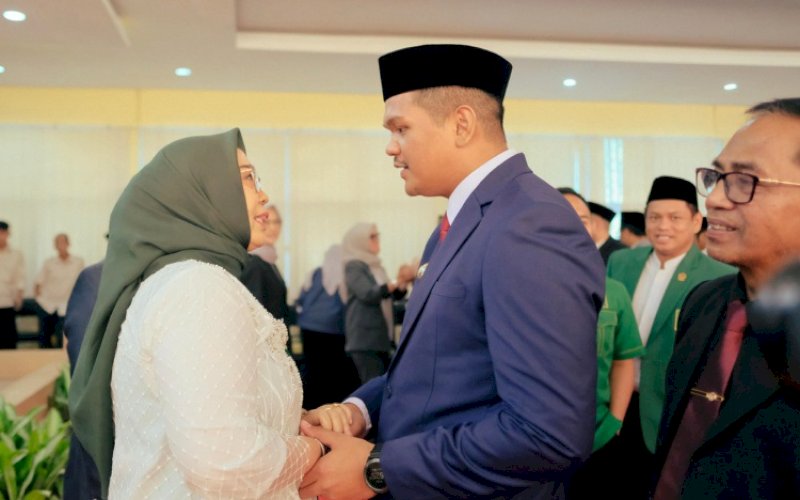 BERI SELAMAT. Bupati Bantaeng, M Fathul Fauzy Nurdin, memberikan ucapan selamat kepada&nbsp;Andi Sugiarti Mangun Karim (Andi Ugi) yang dilantik sebagai Anggota DPRD Provinsi Sulsel di Ruang Paripurna DPRD Sulsel, Rabu (17/9/2025).&nbsp;foto: istimewa