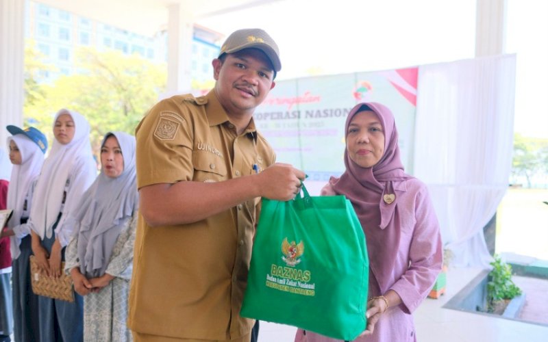 BERI BANTUAN. Bupati Bantaeng, M Fathul Fauzy Nurdin, menyerahkan menyerahkan bantuan di sela-sela peringatan Hari Koperasi Nasional (Harkopnas) ke-78 2025 di Tribun Seruni Bantaeng, Senin (22/8/2025). foto: istimewa