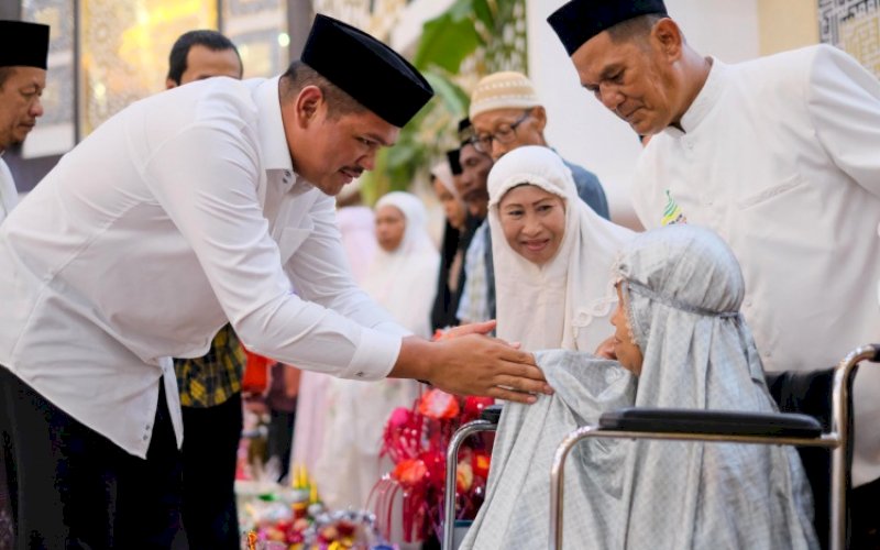MAULID. Bupati Bantaeng, M Fathul Fauzy Nurdin, menyapa warga pada peringatan Maulid Nabi Muhammad SAW yang digelar Pemkab Bantaeng di Masjid Agung Syekh Abdul Gani Bantaeng, Senin (22/9/2025).. foto: istimewa