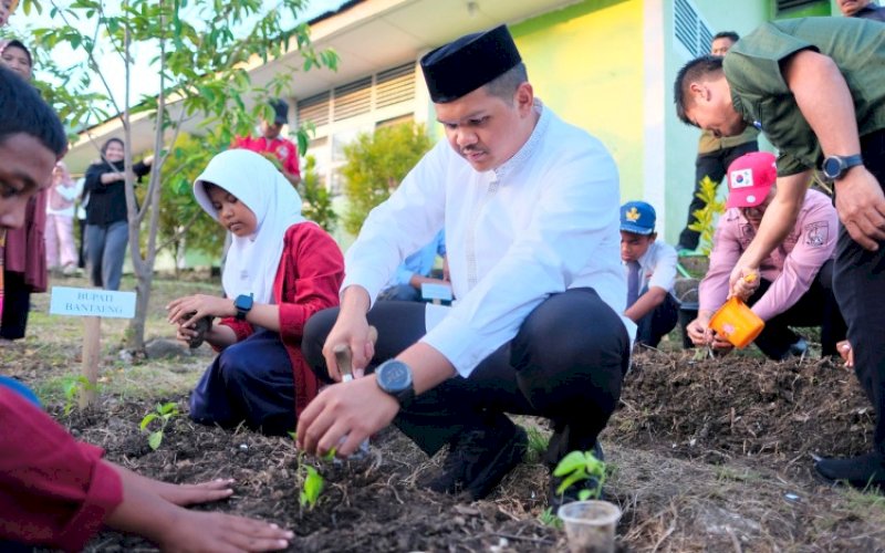 MENANAM. Bupati Bantaeng, M Fathul Fauzy Nurdin, menanam saat meluncurkan Sekolah Berbasis Ketahanan Pangan Lokal 2025 di SMP Negeri 1 Eremerasa, Bantaeng, Jumat (19/9/2025). foto: istimewa