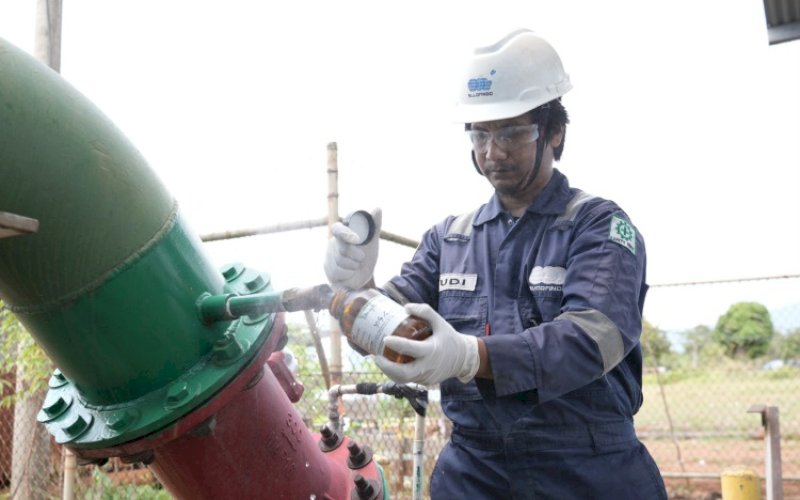 PEMULIHAN. PT Vale Indonesia Tbk (PT Vale) bersama warga terus melakukan pemulihan insiden kebocoran pipa minyak di Kecamatan Towuti, Luwu Timur. foto: istimewa