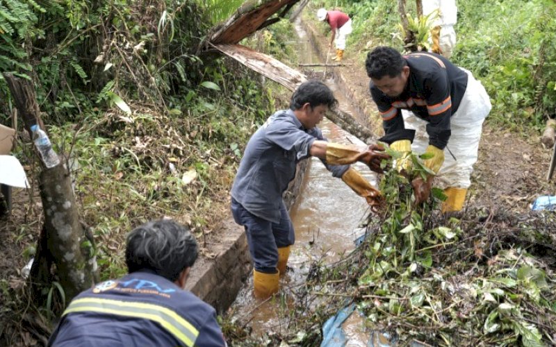 PENANGANAN. PT Vale Indonesia Tbk (PT Vale) bersama warga terus melakukan penanganan insiden kebocoran pipa minyak di Kecamatan Towuti, Luwu Timur. foto: istimewa