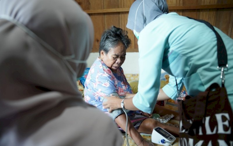 LAYANAN KESEHATAN. Tim PT Vale Indonesia Tbk (PT Vale) turun langsung ke lapangan menangani warga terdampak kebocoran pipa minyak di Kecamatan Towuti, Luwu Timur. foto: istimewa