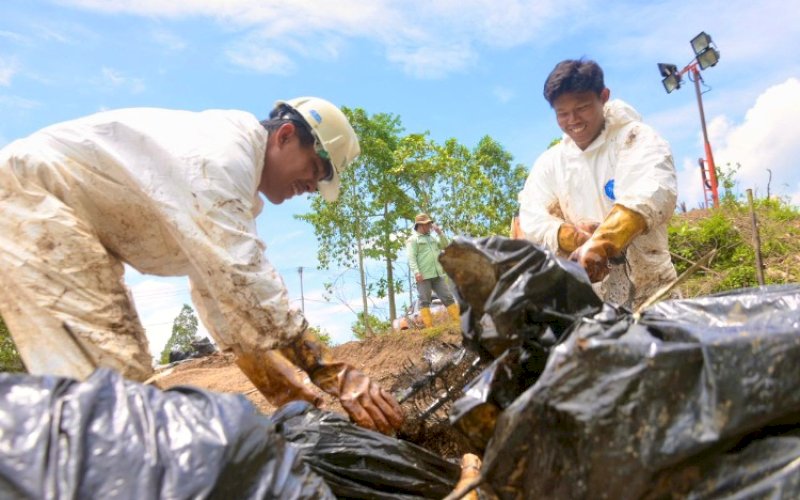 PEMULIHAN. PT Vale Indonesia Tbk (PT Vale) bersama warga terus melakukan pemulihan insiden kebocoran pipa minyak di Kecamatan Towuti, Luwu Timur. foto: istimewa