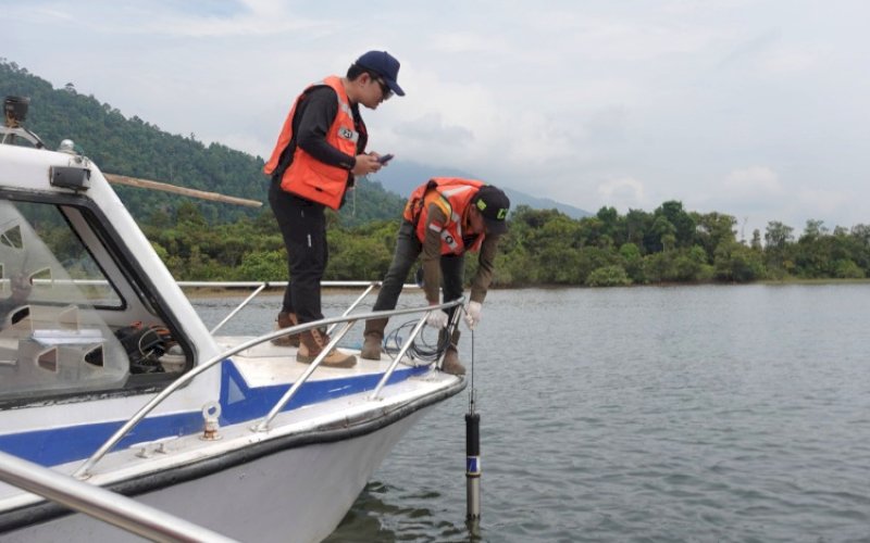 PEMANTAUAN. PT Vale Indonesia Tbk (PT Vale) memastikan kualitas air di Danau Towuti terjaga dengan melibatkan tiga orang tim ahli dari HAS Environmental dengan melalukan pemantauan kualitas air di kawasan Danau Towuti, Luwu Timur, Rabu (10/9/2025). foto: istimewa