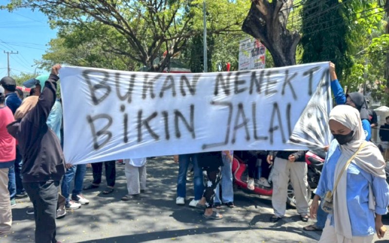 PERLAWANAN. Puluhan ibu-ibu atau emak-emak turun ke jalan berhadapan para demonstran yang dianggap telah mengganggu aktivitas warga, karena menutup akses jalan. foto: istimewa