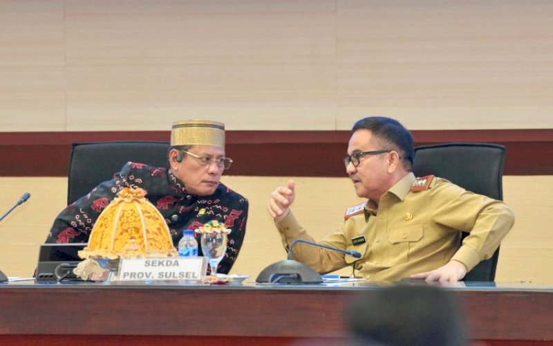 PENGAWASAN UU. Sekda Provinsi Sulsel Jufri Rahman menyambut pimpinan Komite II DPD RI A Abd Waris Halid bersama rombongan dalam rangka pengawasan pelaksanaan Undang-Undang Nomor 2 Tahun 2025 tentang Perubahan Keempat atas Undang-Undang Nomor 4 Tahun 2009 tentang Pertambangan Mineral dan Batubara di Ruang Rapat Pimpinan Kantor Gubernur Sulsel, Senin (22/9/2025). foto: istimewa