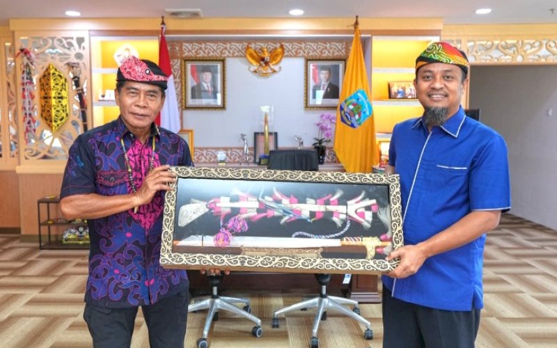 PERTEMUAN. Gubernur Sulsel Andi Sudirman Sulaiman melakukan kunjungan silaturahmi ke Kantor Gubernur Kalimantan Utara (Kaltara) disambut langsung disambut langsung Gubernur Kaltara Zainal Arifin Paliwang di Jl Kolonel Soetadji, Kabupaten Bulungan, Sabtu (20/9/2025). foto: istimewa