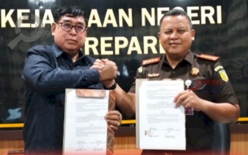 PENYERAHAN. Pj Wali Kota Parepare Abdul Hayat Gani menyerahkan hibah bangunan senilai Rp2,3 miliar kepada Kajari Parepare Abdillah dalam sebuah seremoni, Kamis (30/1/2025). foto: istimewa