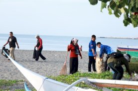 Aksi Bersih Pantai Warnai Festival Pinisi Bulukumba, 3,9 Ton Sampah Terkumpul