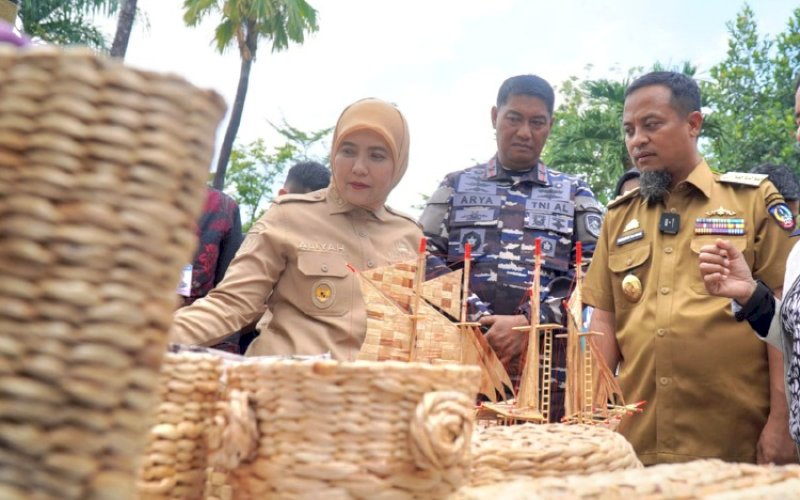 GPM. Wakil Wali Kota Makassar, Aliyah Mustika Ilham, menghadiri kegiatan Pembukaan Gerakan Pangan Murah (GPM) Serentak yang digelar Dinas Ketahanan Pangan Provinsi Sulsel di halaman Kantor TVRI Sulsel, Kota Makassar, Senin (13/10/2025). Turut hadir Gubernur Sulsel, Andi Sudirman Sulaiman, yang sekaligus membuka Gerakan Pangan Murah ini. foto: istimewa