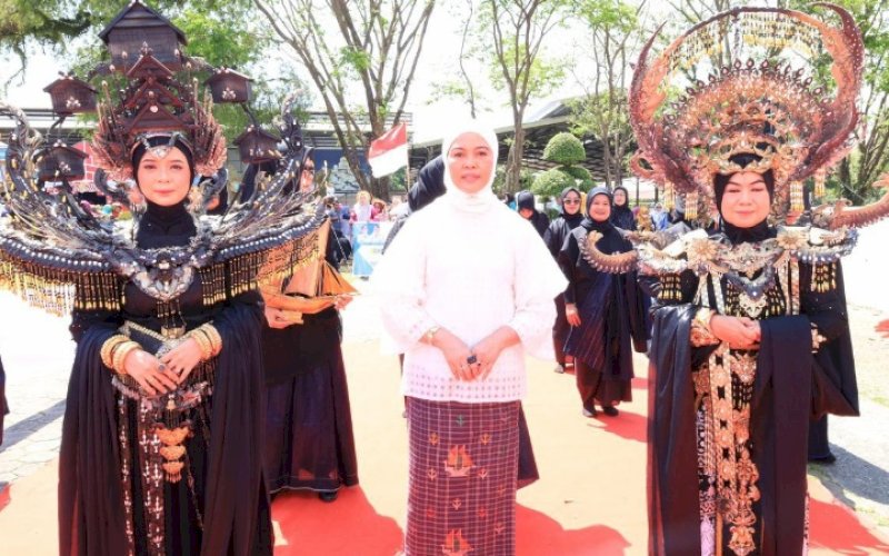 JAMBORE PKK. Ketua TP PKK Bulukumba, Andi Herfida Muchtar, memimpin langsung rombongan defile Bulukumba yang mengenakan busana hitam yang menjadi ciri khas budaya adat Ammatoa Kajang pada Jambore Kader PKK Tingkat Provinsi Sulsel di Lapangan Merdeka, Watampone, Kabupaten Bone, Jumat (3/10/2025). foto: istimewa