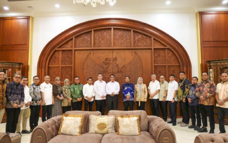 PERTEMUAN. Gubernur Sulsel Andi Sudirman Sulaiman melakukan audiensi dengan Menteri Pertanian (Mentan) RI Andi Amran Sulaiman di Kantor Kementerian Pertanian RI, Kamis (31/10/2025). foto: istimewa