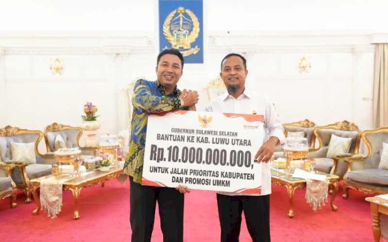 BANTUAN. Gubernur Sulsel Andi Sudirman Sulaiman menyerahkan bantuan ke Bupati Luwu Utara Andi Abdullah Rahim di Rumah Jabatan Gubernur Sulsel, Selasa (14/10/2025). foto: istimewa