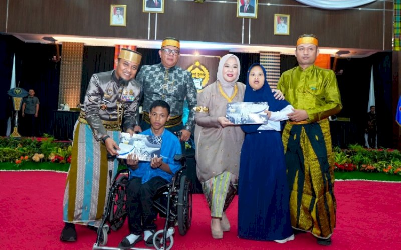 BANTUAN. Gubernur Sulsel, Andi Sudirman Sulaiman, memberikan bantuan tabungan pendidikan bagi 902 siswa penyandang disabilitas dari keluarga tidak mampu se-Sulsel pada Rapat Paripurna Istimewa DPRD Sulsel yang menjadi puncak peringatan 356 tahun Sulsel, beberapa hari lalu. foto: istimewa
