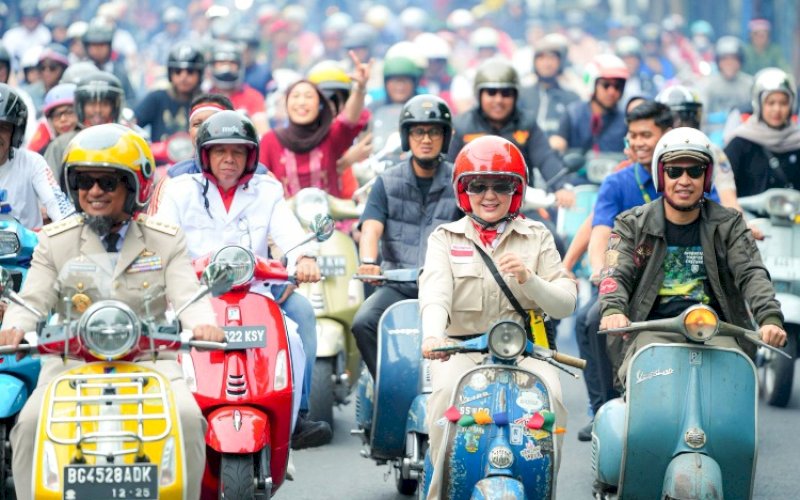 NAIK VESPA. Gubernur Sulsel dan Wakil Gubernur Sulsel, Andi Sudirman Sulaiman-Fatmawati Rusdi, bersama rombongan naik Vespa bersama dalam rangka memeriahkan Hari Sumpah Pemuda ke-97 di Kota Makassar, Selasa (28/10/2025). foto: istimewa