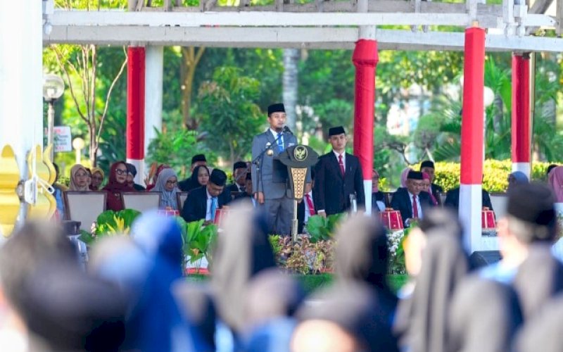 UPACARA. Gubernur Sulsel, Andi Sudirman Sulaiman, bertindak sebagai Inspektur Upacara pada peringatan Hari Kesaktian Pancasila yang digelar di Halaman Rumah Jabatan Gubernur Sulsel, Rabu (1/10/2025). foto: istimewa