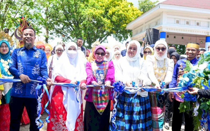 JAMBORE PKK. Gubernur Sulsel, Andi Sudirman Sulaiman (kiri), menghadiri sekaligus melepas peserta Jambore Tim Penggerak PKK Tingkat Provinsi Sulsel 2025 di Kabupaten Bone, Jumat (3/10/2025). foto: istimewa