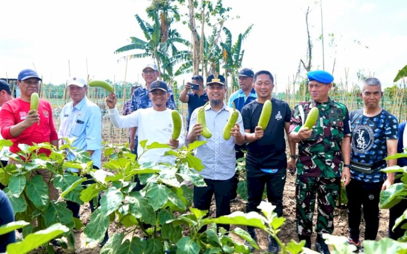 LAUNCHING. Gubernur Sulsel Andi Sudirman Sulaiman bersama Bupati Bone Andi Asman Sulaiman serta jajaran Forkopimda melaunching kebun hortikultura terintegrasi di Kecamatan Tanete Riattang Barat, Kabupaten Bone, Sabtu (4/10/2025). foto: istimewa