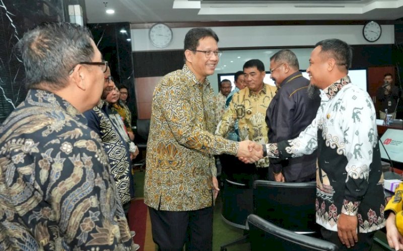 SALAMAN. Gubernur Sulsel Andi Sudirman Sulaiman bersalaman dengan Menteri Keuangan RI Purbaya Yudhi Sadewa di sela-sela audiensi di Gedung Djuanda, Kantor Kementerian Keuangan RI, Jakarta, Selasa (7/10/2025). foto: istimewa