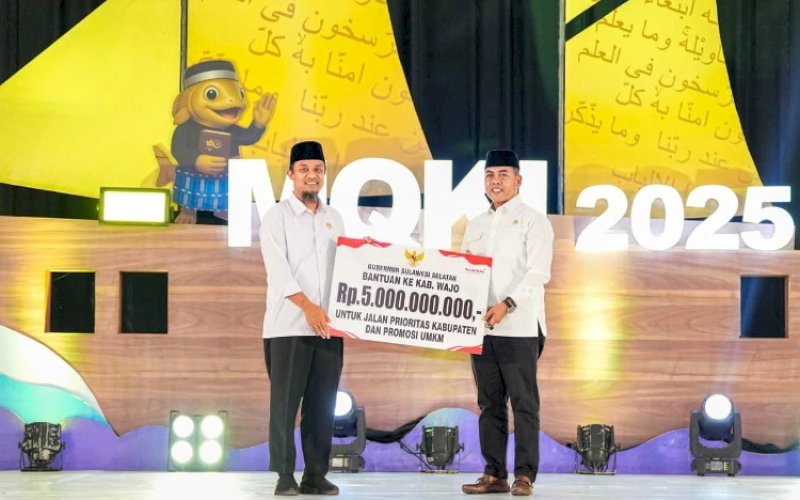 BANTUAN. Gubernur Sulsel, Andi Sudirman Sulaiman, menyerahkan bantuan untuk Kabupaten Wajo, beberapa hari lalu. foto: istimewa