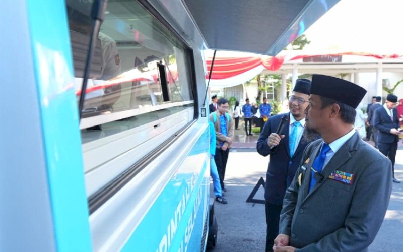 KTP MOBILE. Gubernur Sulsel, Andi Sudirman Sulaiman, meluncurkan mesin pencetak KTP Mobile pertama di Sulsel melalui program Layanan Dukcapil Bergerak (LDB) di Halaman Rujab Gubernur Sulsel, Rabu (1/10/2025). foto: istimewa