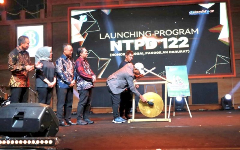 PELUNCURAN. Bupati Bulukumba, Andi Muchtar Ali Yusuf, melakukan pemukulan gong sebagai simbol peluncurkan Nomor Tunggal Panggilan Darurat (NTPD) atau Call Center 112 sebagai nomor panggilan untuk layanan laporan keadaan gawat darurat pada malam penutupan Festival Pinisi di Pantai Merpati Bulukumba, Sabtu (25/10/2025) malam. foto: istimewa